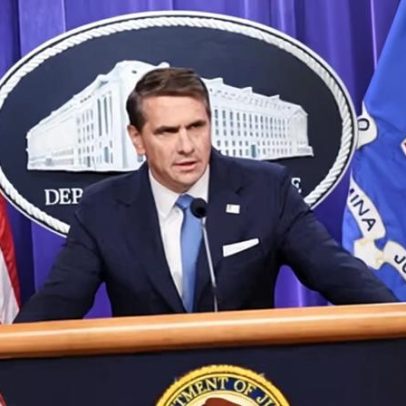 Novos arquivos de Epstein não acalmam; defensores afirmam documentos retidos