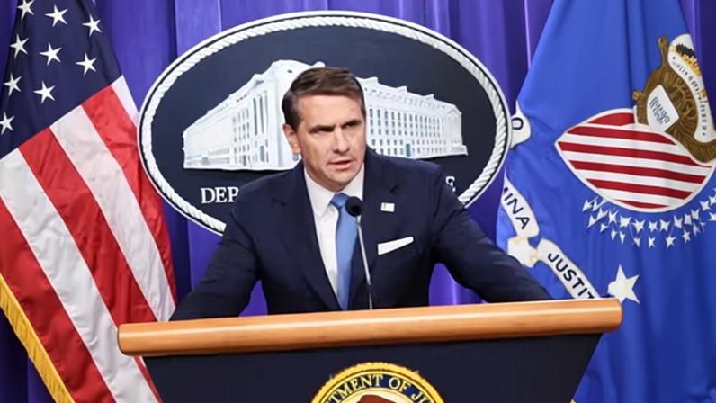 Novos arquivos de Epstein não acalmam; defensores afirmam documentos retidos