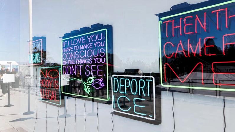 Neons anti-Ice de Patrick Martinez recebem visitantes da Frieze LA