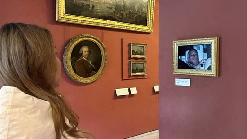 Ativistas penduram foto de Andrew deixando custódia policial no Louvre