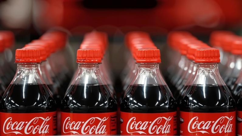 Agência de direitos civis processa engarrafadora da Coca‑Cola por excluir homens