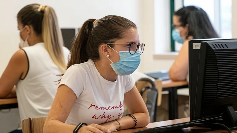 Estudantes da Inglaterra e do País de Gales processam ensino online na pandemia