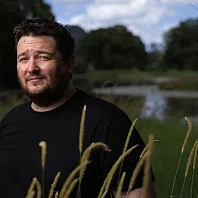 Filho é obrigado a remover tubos do corpo do pai após morte em hospital de Bali