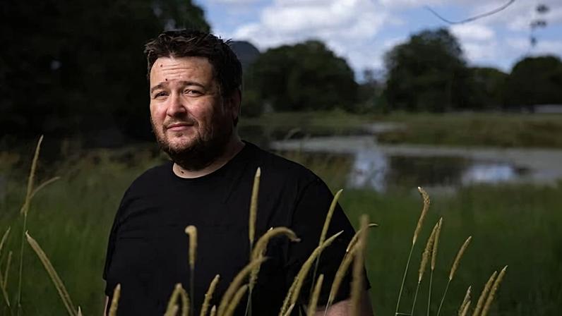 Filho é obrigado a remover tubos do corpo do pai após morte em hospital de Bali