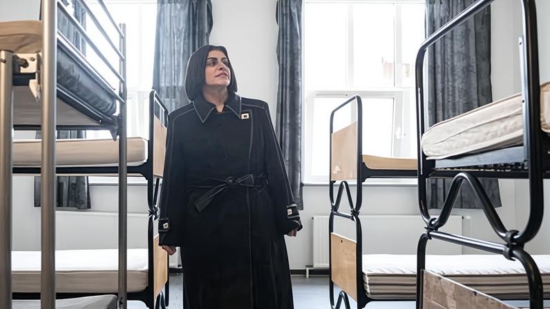 Shabana Mahmood mantém políticas rígidas de migração após derrota em byelection