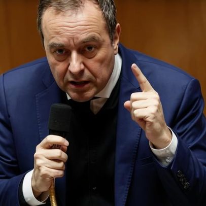 França aprova orçamento após meses de negociações e moções de desconfiança