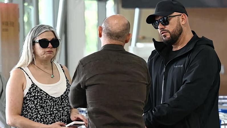 Pais de Piper James visitam K’gari para despedir a filha; dingos continuam