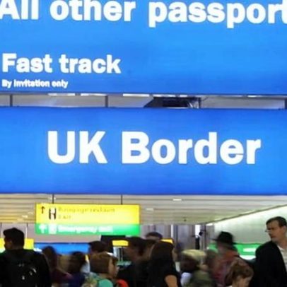 Ryanair pode permitir embarque de nacionais duplos no Reino Unido sem passaporte