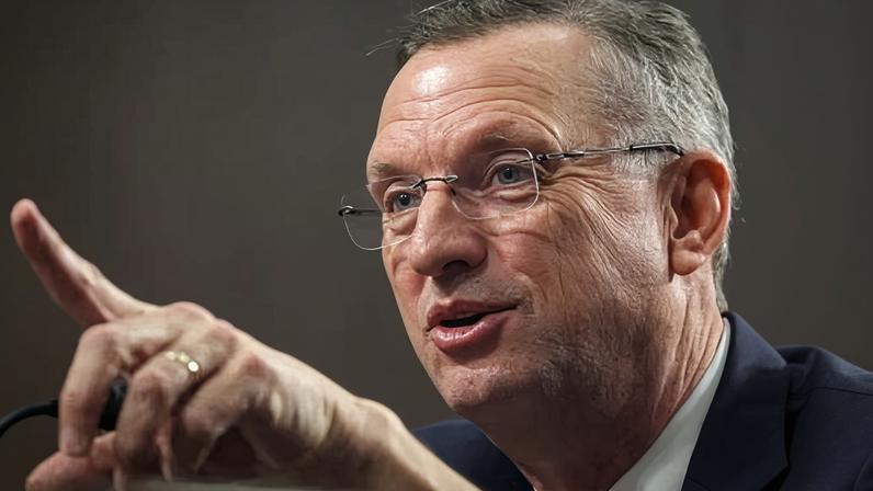 Democratas criticam secretário de VA por repetir acusações falsas sobre Pretti