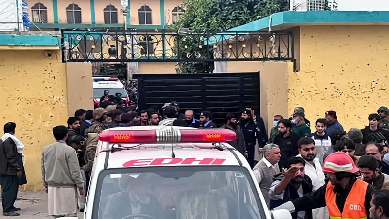 Explosão em mesquita na capital do Paquistão mata pelo menos 31 pessoas