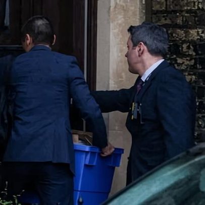 Polícia busca duas casas ligadas a Peter Mandelson na investigação Epstein