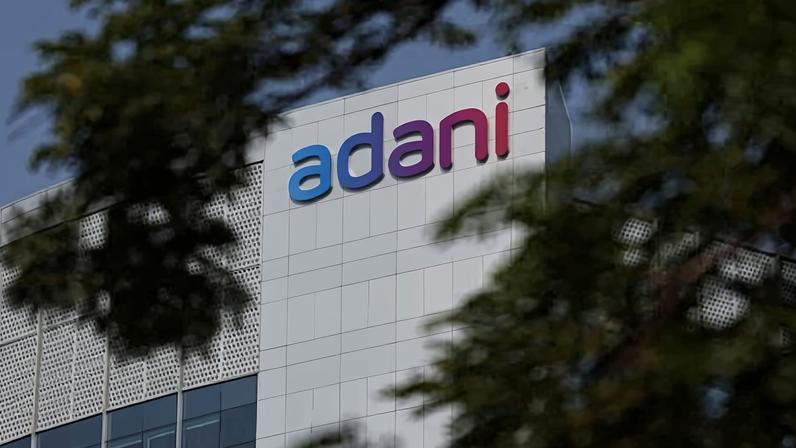 Adani doa 600 mil a Liberal National antes de eleição estadual, lacuna federal