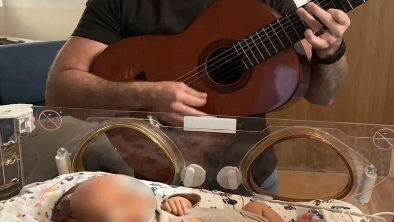 Pai toca louvor para bebê com lesão cerebral e declara cura