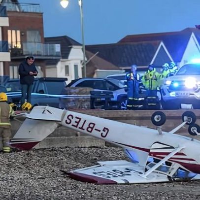 Piloto sai arrastando-se após avião cair na praia de Gosport