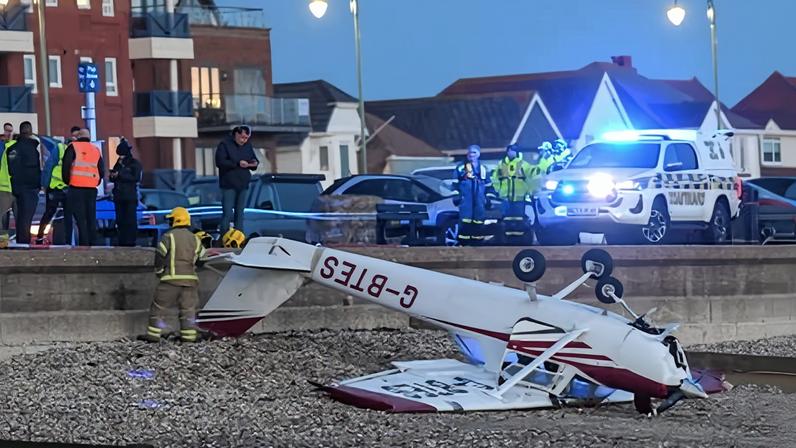 Piloto sai arrastando-se após avião cair na praia de Gosport