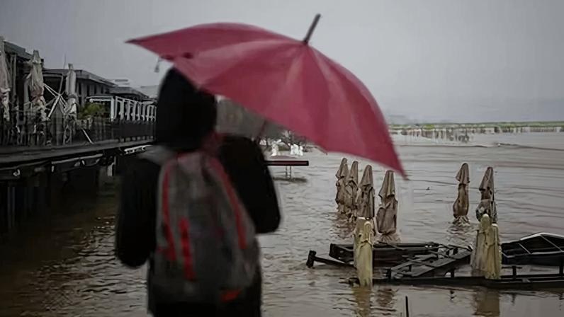 Una mujer observa el área inundada en Coimbra, el miércoles.