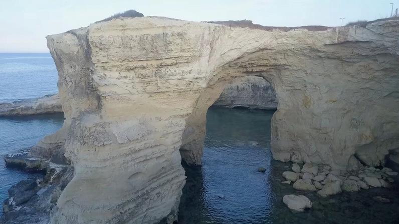 Arco dos Amantes desaba no Dia de São Valentim na costa adriática italiana