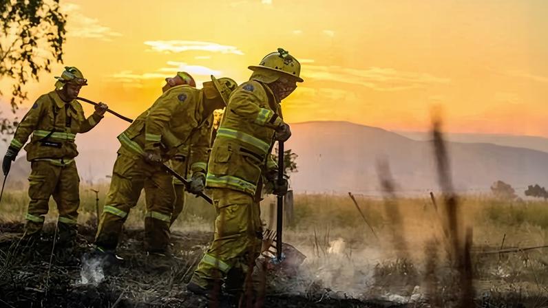 Firefighters near Alexandra, Victoria. Alerts will be sent for major emergencies and link users to more information from official sources online.