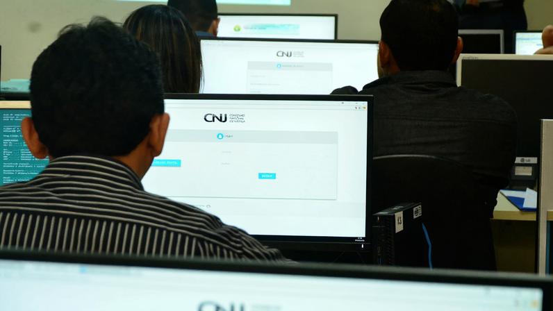 Como o g1 identifica mandados de prisão em aberto por feminicídio