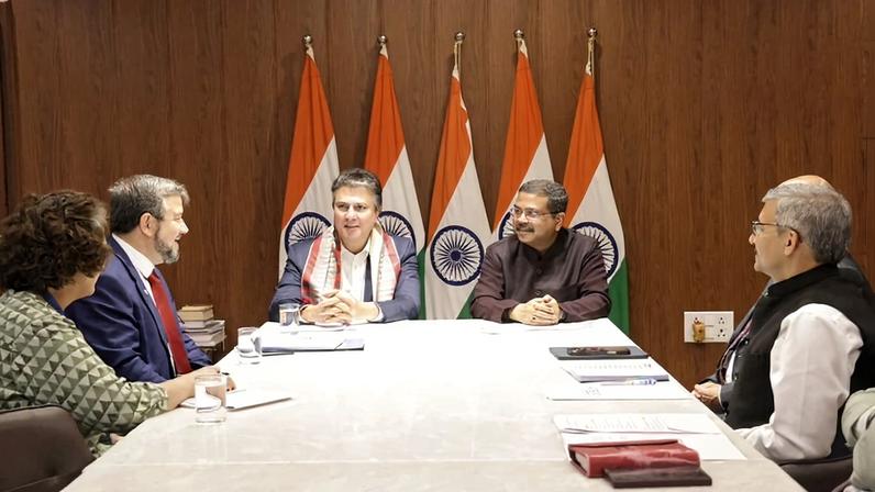 Brasil e Índia discutem cooperação educacional