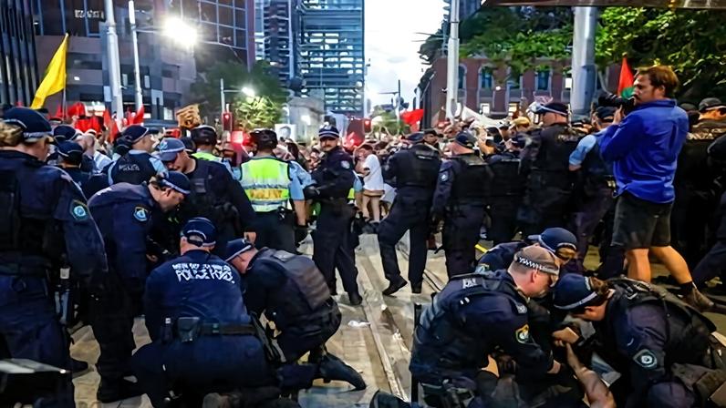 Chris Minns defende polícia após acusações de violência contra protestos