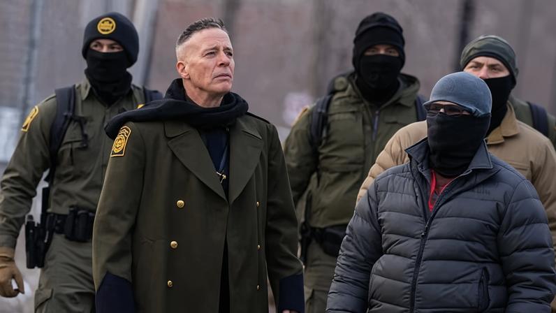 Chefe da patrulha fronteira elogia agente federal que atirou em cidadão em Chicago