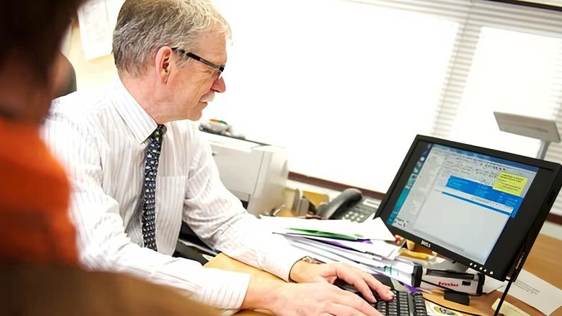 Metade dos britânicos evita ligar para o médico quando estão doentes