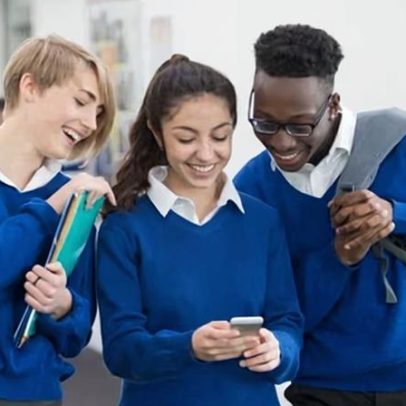 Políticas de telefones escolares na Inglaterra consomem recursos de pessoal