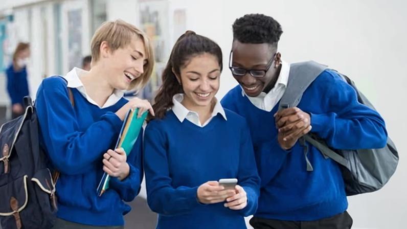 Políticas de telefones escolares na Inglaterra consomem recursos de pessoal