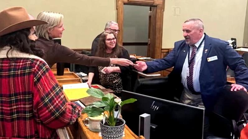 Crise em Wyoming após ativista de direita entregar cheques a legisladores