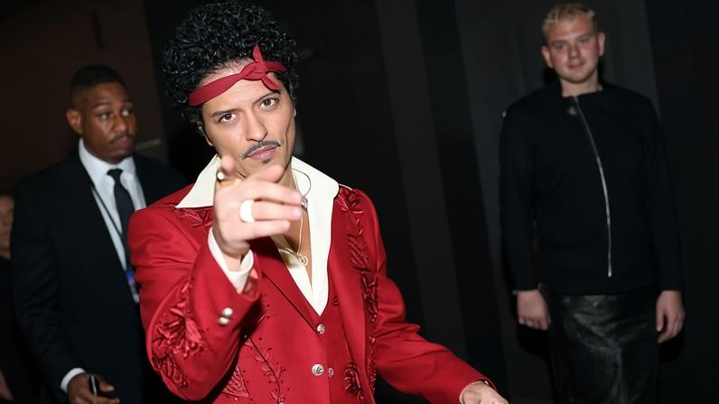 Bruno Mars abraça o cheese para se tornar a estrela pop mais popular