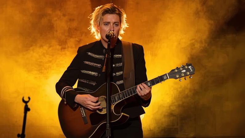 Show de Brandi Carlile arrecada mais de 600 mil para famílias afetadas pelo ICE