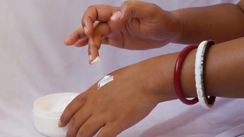 Consumidores do Reino Unido alertados sobre kits de clareamento de pele ilegais