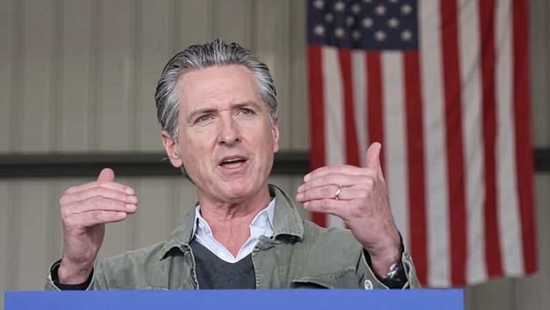 Newsom desmente alegação do DHS sobre libertação de criminosos na Califórnia