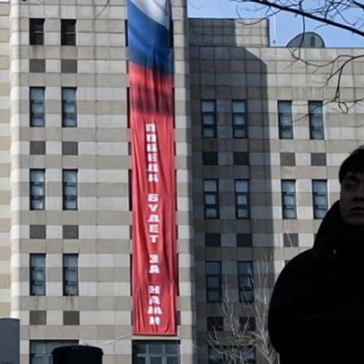 Embaixada russa em Seul exibe faixa com frase 'a vitória será nossa' e recebe críticas