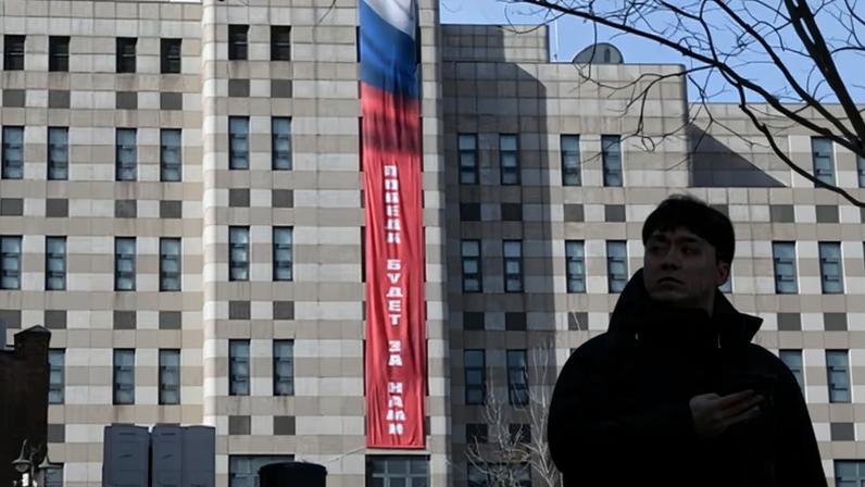 Embaixada russa em Seul exibe faixa com slogan provocando reclamações
