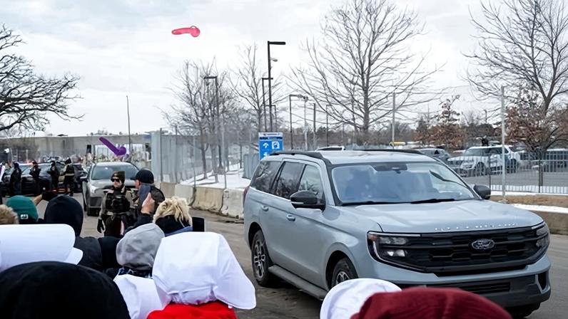 Manifestantes detidos em Minneapolis no 1º mês da morte de Renee Good