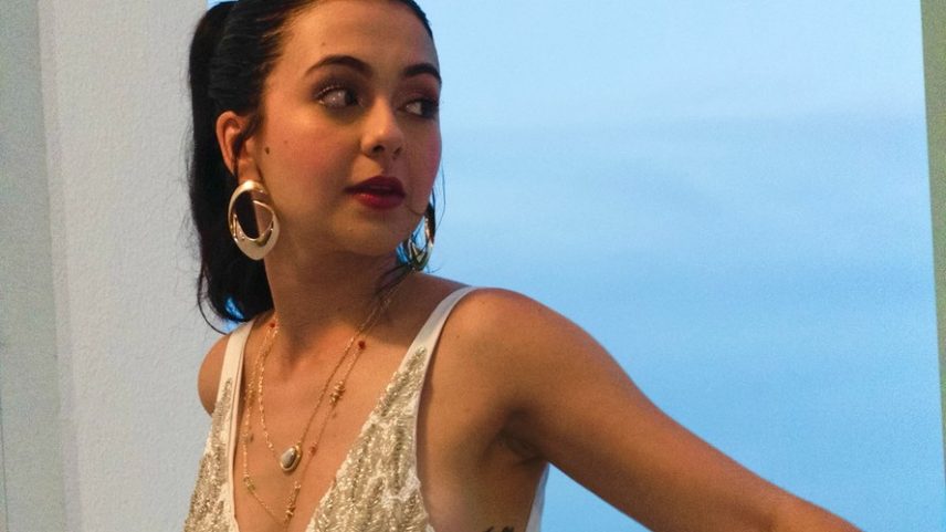 Klara Castanho curte folia em Salvador e exibe tattoo