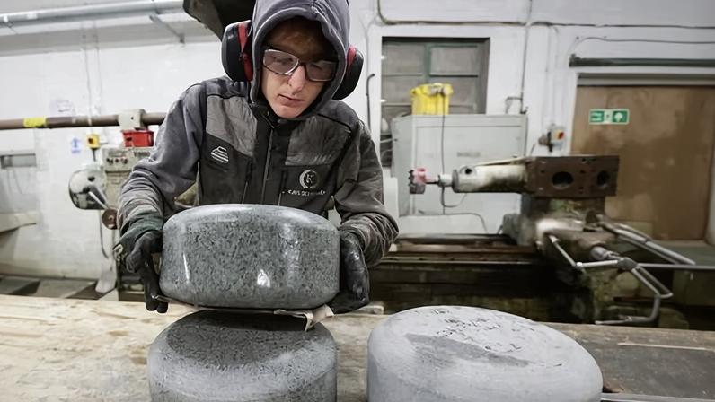 Pequena fábrica escocesa produz pedras de curling para as Olimpíadas