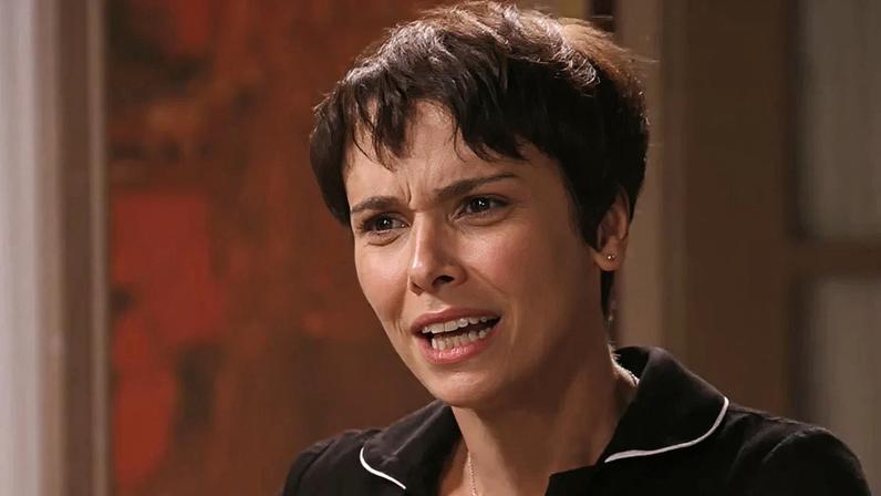 Débora Falabella revela que quase desistiu da atuação por exposição na novela Avenida Brasil
