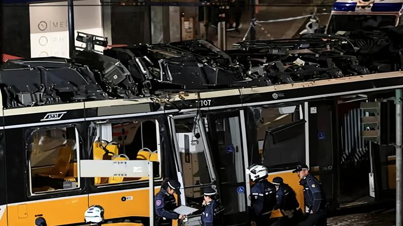 Duas vítimas fatais e 38 feridos após o descarrilamento do bonde em Milão
