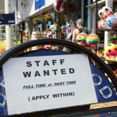 Vagas de emprego no Reino Unido caem ao nível mais baixo desde a pandemia