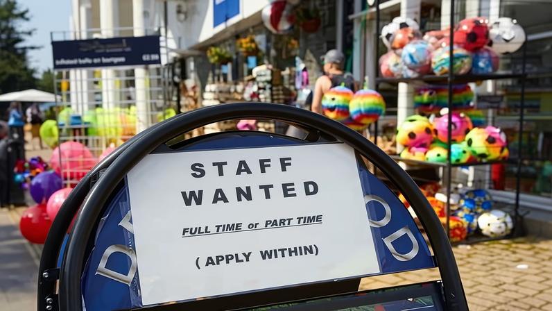 Vagas de emprego no Reino Unido caem ao nível mais baixo desde a pandemia