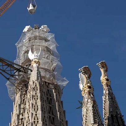 Última peça da torre central da Sagrada Família é instalada