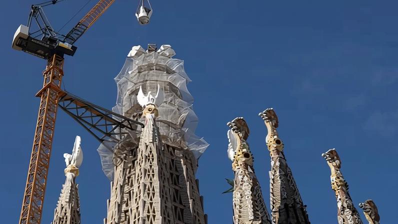 Última peça da torre central da Sagrada Família é instalada