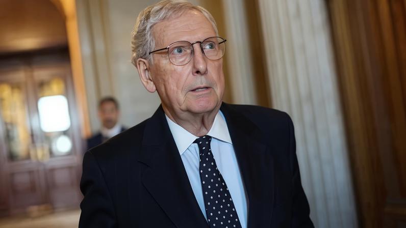 Mitch McConnell hospitalizado com sintomas parecidos com gripe