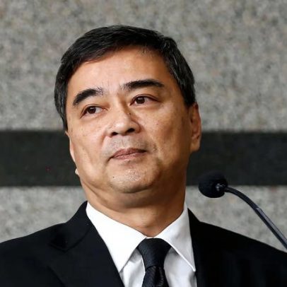 Ex-primeiro-ministro Abhisit volta à política para fortalecer seu partido
