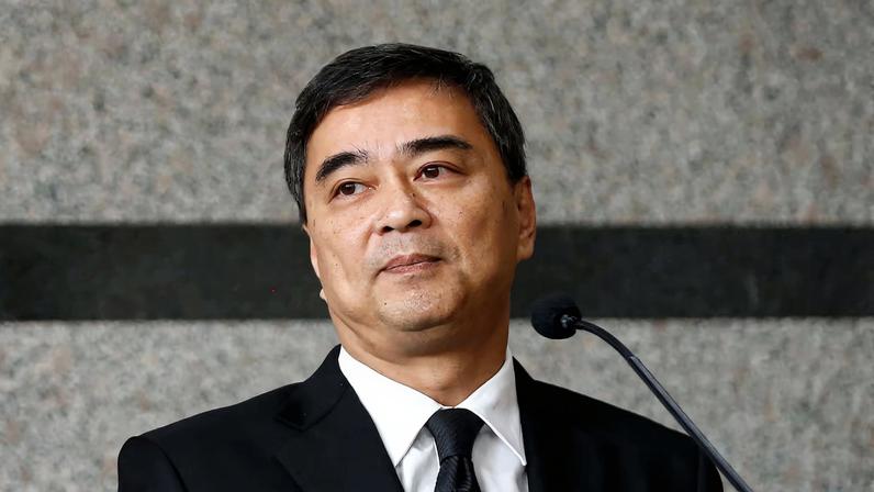 Ex-primeiro-ministro Abhisit volta à política para fortalecer seu partido