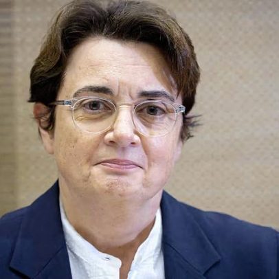 Diretora do Louvre renuncia após roubo e escândalo de ingressos