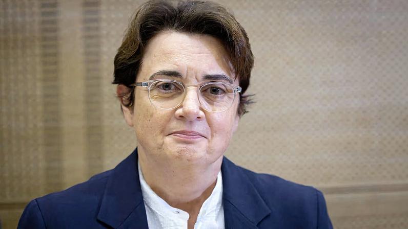 Diretora do Louvre renuncia após roubo e escândalo de ingressos